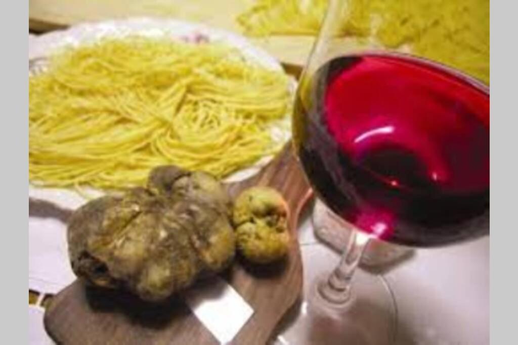 Ex Ostu Impero: Vino, Tartufo Ed Ospitalita Apartment La Morra Bagian luar foto
